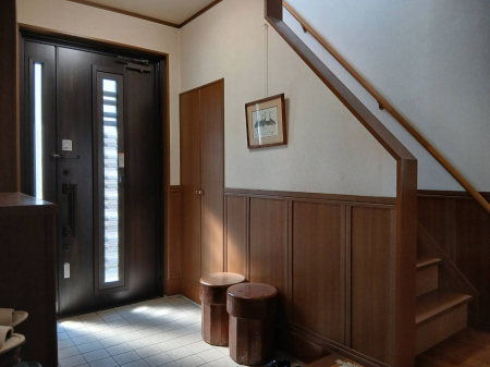 ���ց@�y���ց^���n�ʐ^�z�������Ɩ��邢���ւ��F�l�����o�}���B�ݒu�ς̃V���[�Y�{�b�N�X�ɂ��A���ւ��U�炩��Ȃ��悤�z������Ă��܂��B�K�i�����[�����ւ��痘�p�ł��܂��B