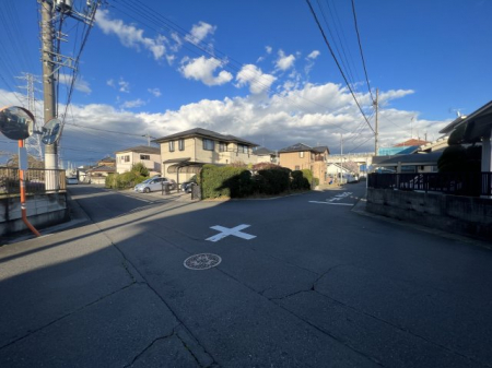 ���̑��@�y�O�ʓ��H�^���n�ʐ^�z�O�ʓ��H6m�B�ԓ��m�̂���Ⴂ�A�Ԍɓ���Ɏx��͂������܂���B���ӂ͂����̒ʂ�A�ՐÂȏZ��X�ł��B