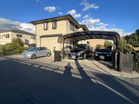 �@�y���ԏ�^���n�ʐ^�z�������Ƃ������ԃX�y�[�X�́A����S�䒓�ԉ\�B���ԏ�̓R���N���[�g�Ŏd�グ���Ă���A���Ԃ�����Â炢�ł��B�J�[�|�[�g���ݒu����Ă��܂��B