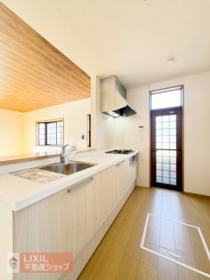 �L�b�`���@�Ζʎ��L�b�`���J�E���^�[�ł��q�l�̗l�q�����Ȃ��痿�����o���܂��B�X���C�h���[�Œ��������[�������I 