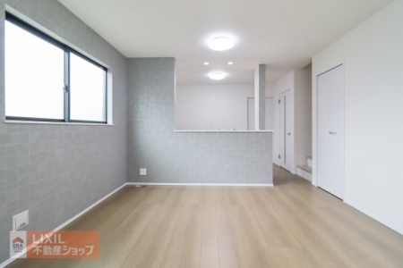 �@�y�_�C�j���O�z���n�����ʐ^�B�Ƒ��ł��낰��_�C�j���O�ł��B�Ζʎ��L�b�`���ł��H���̏��������Ȃ��炲�Ƒ��Ƃ̉�b���y���߂܂��B