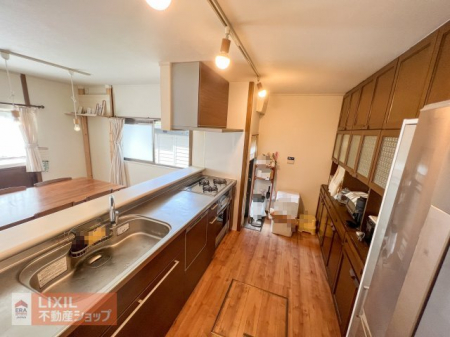 �L�b�`���@�Ƒ��ł̃R�~���j�P�[�V�������Ƃ��Ζʌ^�V�X�e���L�b�`���ł��B�����ɃV���N�ƃR�������܂Ƃ߂��V���v���Ȍ`�ł��B