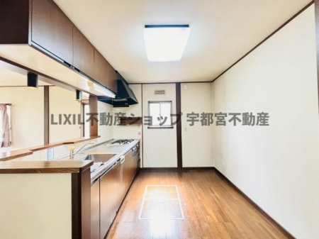 �L�b�`���@�y�L�b�`��/���n�ʐ^�z�J�E���^�[�L�b�`���ł��q�l�̗l�q�����Ȃ��痿�����o���܂��B�L�b�`�����ɂ͏�����t�̍L���Ǝ��X�y�[�X���������܂��B