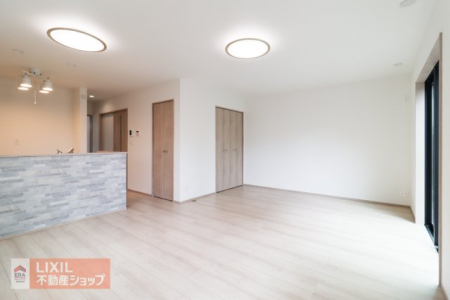 �@�y�_�C�j���O�z���n�����ʐ^�B�Ƒ��ł��낰��_�C�j���O�ł��B�Ζʎ��L�b�`���ł��H���̏��������Ȃ��炲�Ƒ��Ƃ̉�b���y���߂܂��B