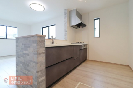 �L�b�`���@�y�L�b�`���z�Ζʎ��L�b�`���J�E���^�[�ł��q�l�̗l�q�����Ȃ��痿�����o���܂��B�X���C�h���[�ő傫�Ȓ����������N���N���[��