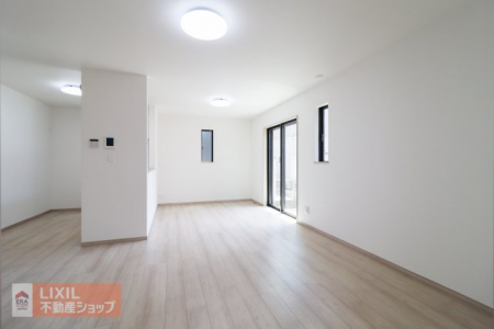 �@�y�_�C�j���O�z���n�����ʐ^�B�Ƒ��ł��낰��_�C�j���O�ł��B�Ζʎ��L�b�`���ł��H���̏��������Ȃ��炲�Ƒ��Ƃ̉�b���y���߂܂��B