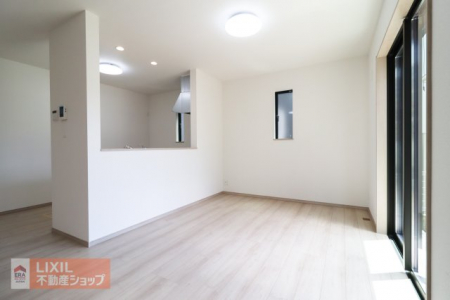�@�y�_�C�j���O�z���n�����ʐ^�B�Ƒ��ł��낰��_�C�j���O�ł��B�Ζʎ��L�b�`���ł��H���̏��������Ȃ��炲�Ƒ��Ƃ̉�b���y���߂܂��B