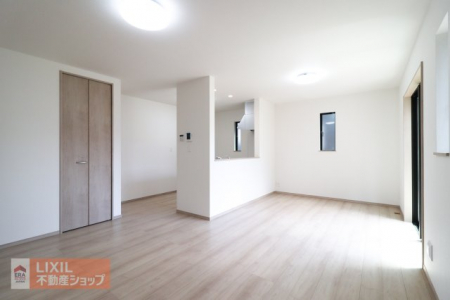���r���O�@�y���r���O�z���邢�������̓���16.62���̃��r���O�͉Ƒ��c���̏ꏊ�ɂ͍œK�ł��B���r���O�̂ǂ��ɂ��Ă��L�b�`���ɂ��邲�Ƒ��Ƃ����b�����ł��܂��B�Ƌ�������Ă���Ƃ肪����L���ł��B