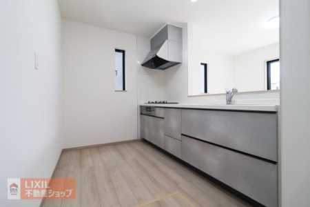 �L�b�`���@�y�L�b�`���z�Ζʎ��L�b�`���J�E���^�[�ł��q�l�̗l�q�����Ȃ��痿�����o���܂��B�X���C�h���[�ő傫�Ȓ����������N���N���[��