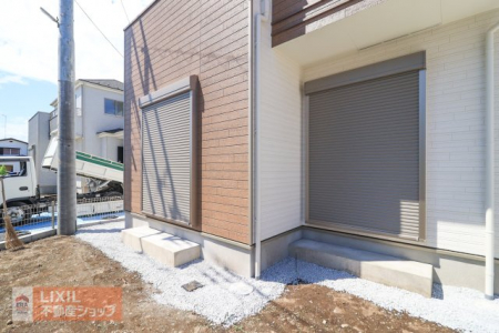 �@�y�h�Ɛݔ��z���n�����ʐ^�B�P�K���r���O�ɂ͉J���̋������ɂ��𗧂h�ƃV���b�^�[�����Ă��܂��B