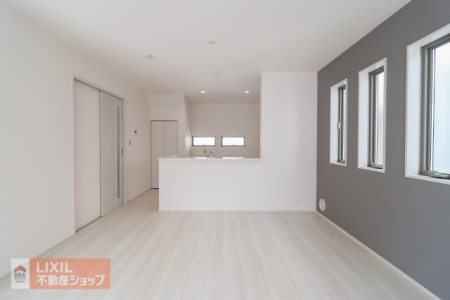 �@�y�_�C�j���O�z���n�����ʐ^�B�Ƒ��ł��낰��_�C�j���O�ł��B�Ζʎ��L�b�`���ł��H���̏��������Ȃ��炲�Ƒ��Ƃ̉�b���y���߂܂��B