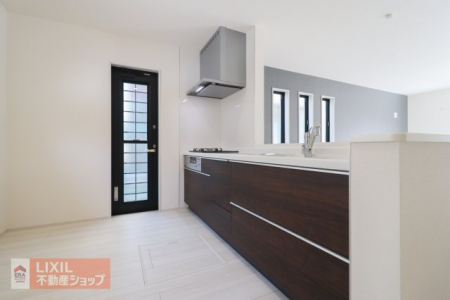 �L�b�`���@�y�L�b�`���z�Ζʎ��L�b�`���J�E���^�[�ł��q�l�̗l�q�����Ȃ��痿�����o���܂��B�X���C�h���[�ő傫�Ȓ����������N���N���[��