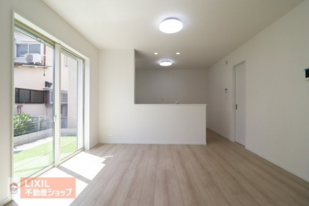 �@�y�_�C�j���O�z���n�����ʐ^�B�Ƒ��ł��낰��_�C�j���O�ł��B�Ζʎ��L�b�`���ł��H���̏��������Ȃ��炲�Ƒ��Ƃ̉�b���y���߂܂��B