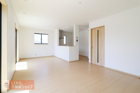 �@�y�_�C�j���O�z���n�����ʐ^�B�Ƒ��ł��낰��_�C�j���O�ł��B�Ζʎ��L�b�`���ł��H���̏��������Ȃ��炲�Ƒ��Ƃ̉�b���y���߂܂��B