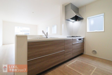 �L�b�`���@�y�L�b�`���z���n�����ʐ^�B�ؖڒ��̖O���̂��Ȃ��L�b�`���̓��r���O�S�̂����n���ĉƑ��̉�b���e�݂܂�